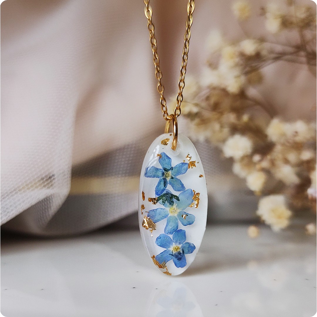 Naszyjnik z niezapominajkami i płatkami złota - obrazek 2