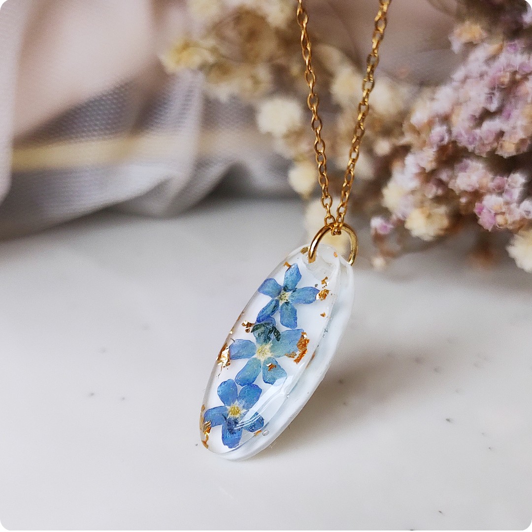 Naszyjnik z niezapominajkami i płatkami złota - obrazek 3