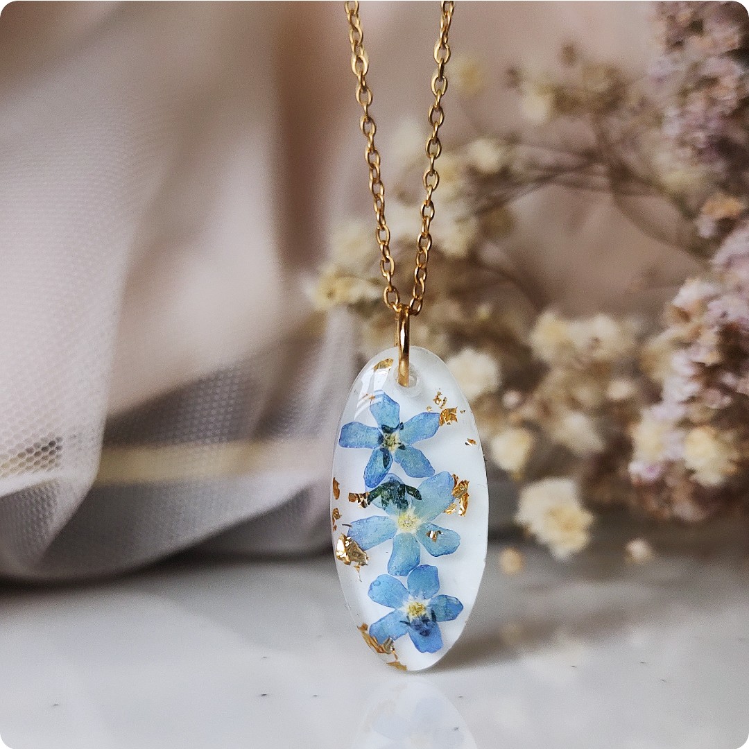 Naszyjnik z niezapominajkami i płatkami złota - obrazek 5