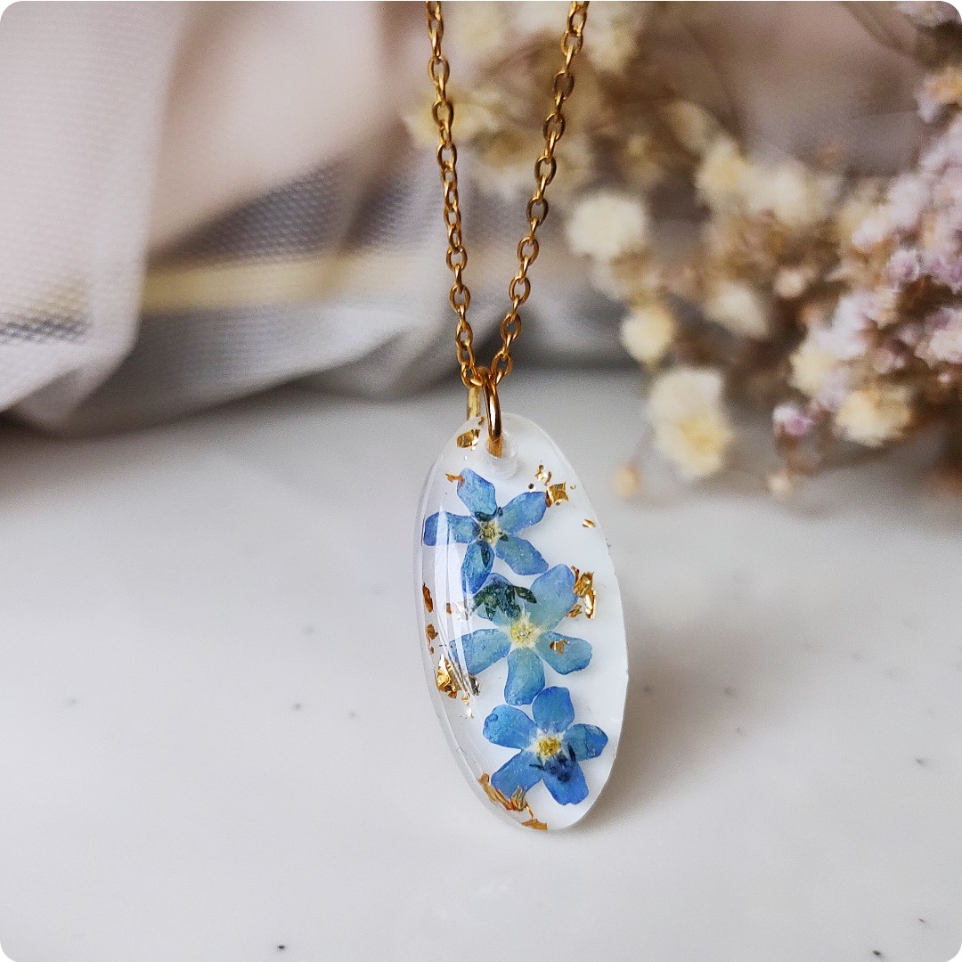 Naszyjnik z niezapominajkami i płatkami złota