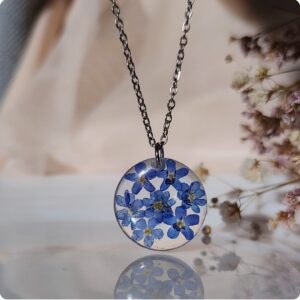 Okrągły naszyjnik z niezapominajkami