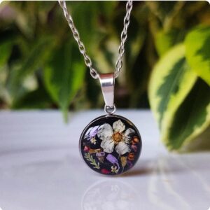 Naszyjnik z kwiatami na czarnym tle