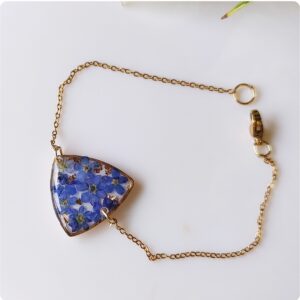 Bransoletka z niezapominajkami i płatkami złota