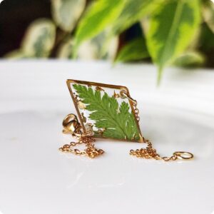 Bransoletka z paprocią i płatkami złota