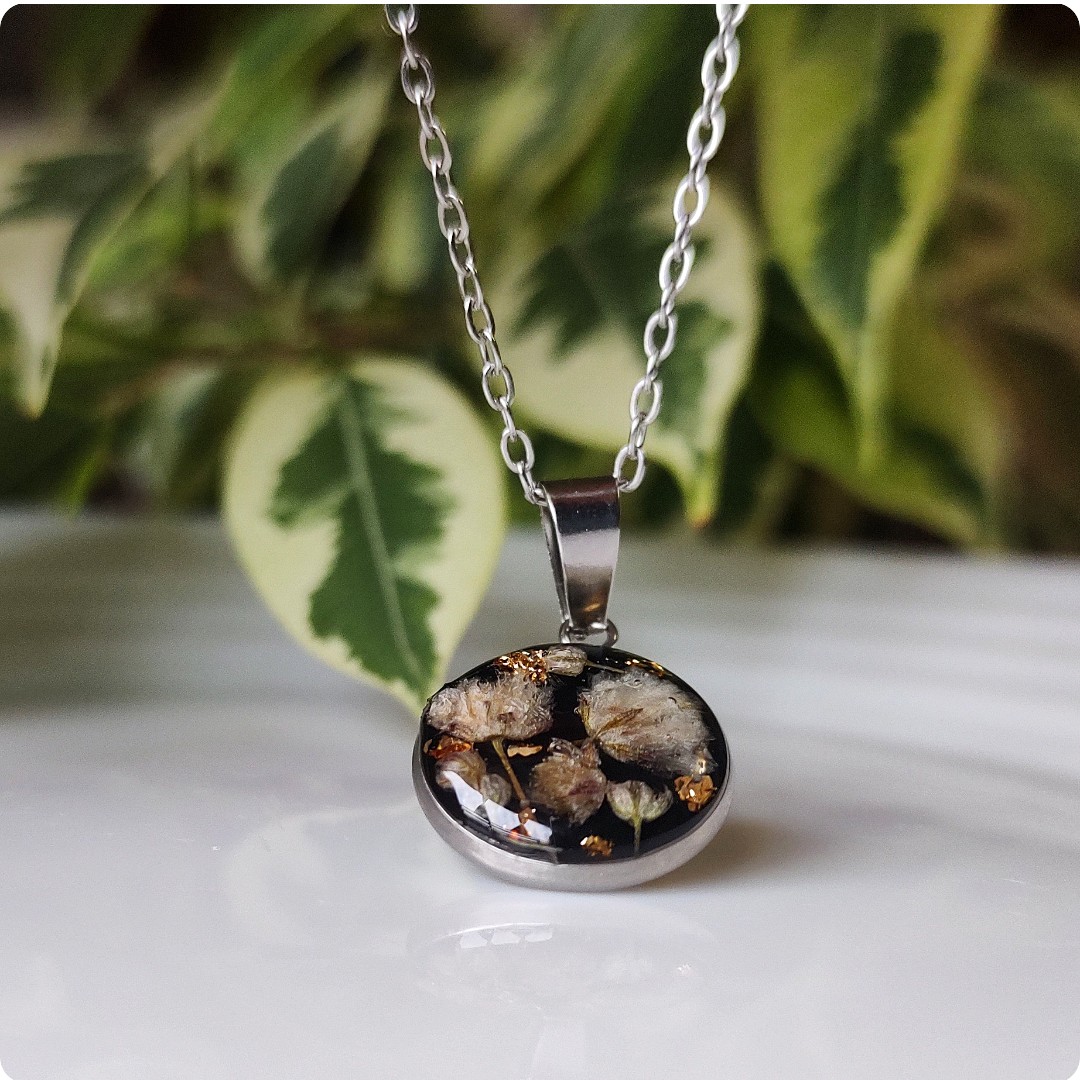 Naszyjnik z białą gipsówką - obrazek 2