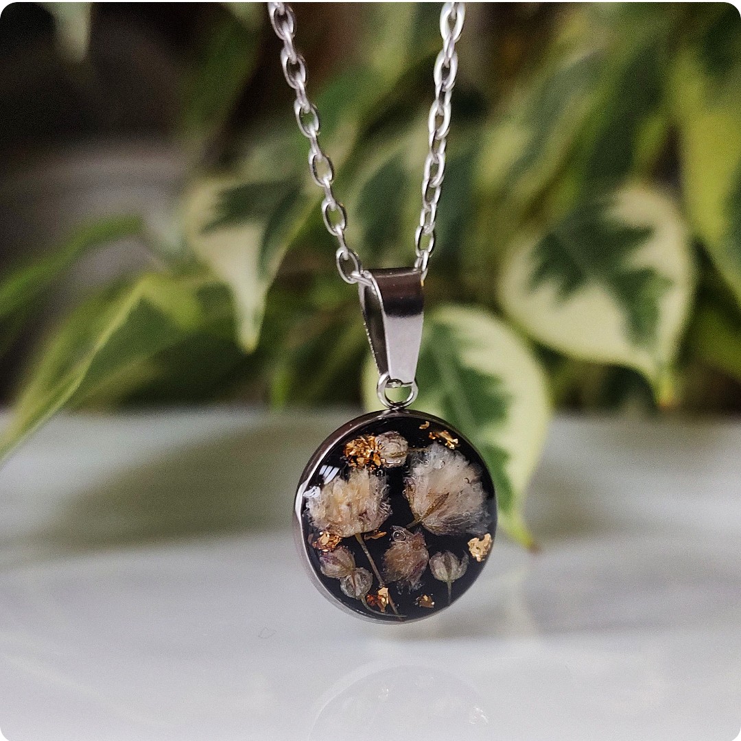 Naszyjnik z białą gipsówką - obrazek 3