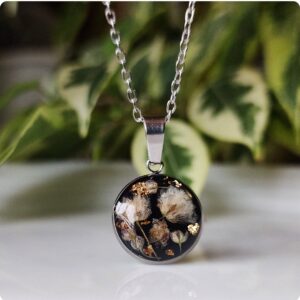 Naszyjnik z białą gipsówką