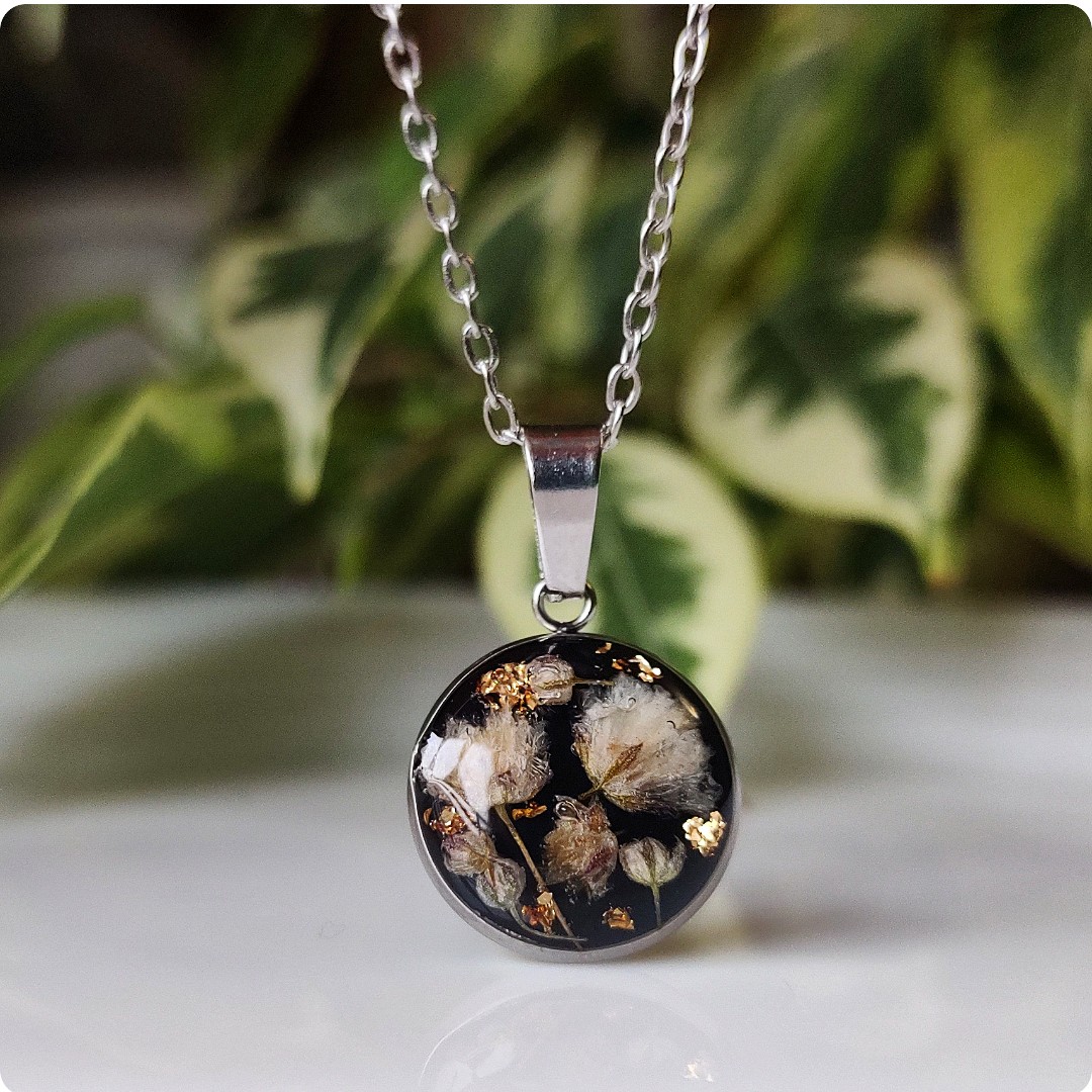 Naszyjnik z białą gipsówką