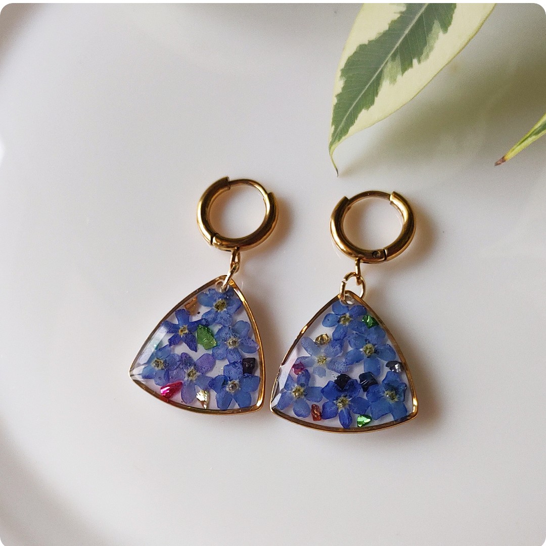 Kolczyki z niezapominajkami i kolorowymi kryształkami