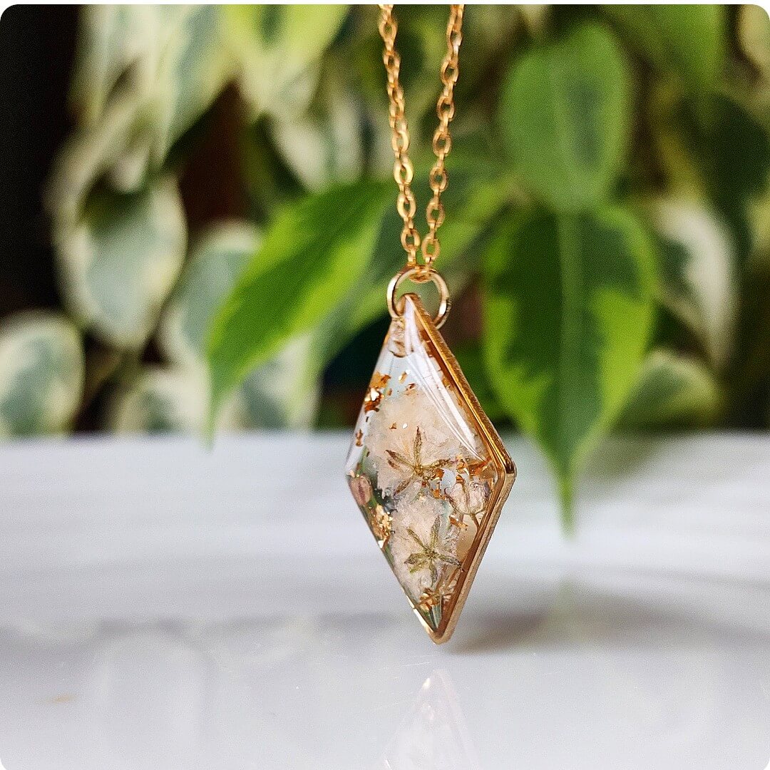 Naszyjnik z białą gipsówką i płatkami złota - obrazek 2