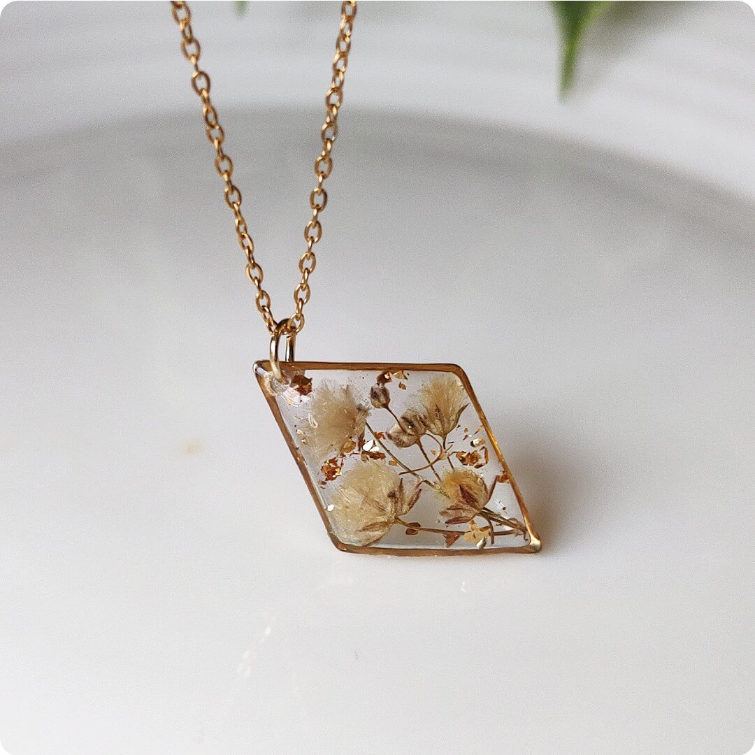 Naszyjnik z białą gipsówką i płatkami złota - obrazek 3