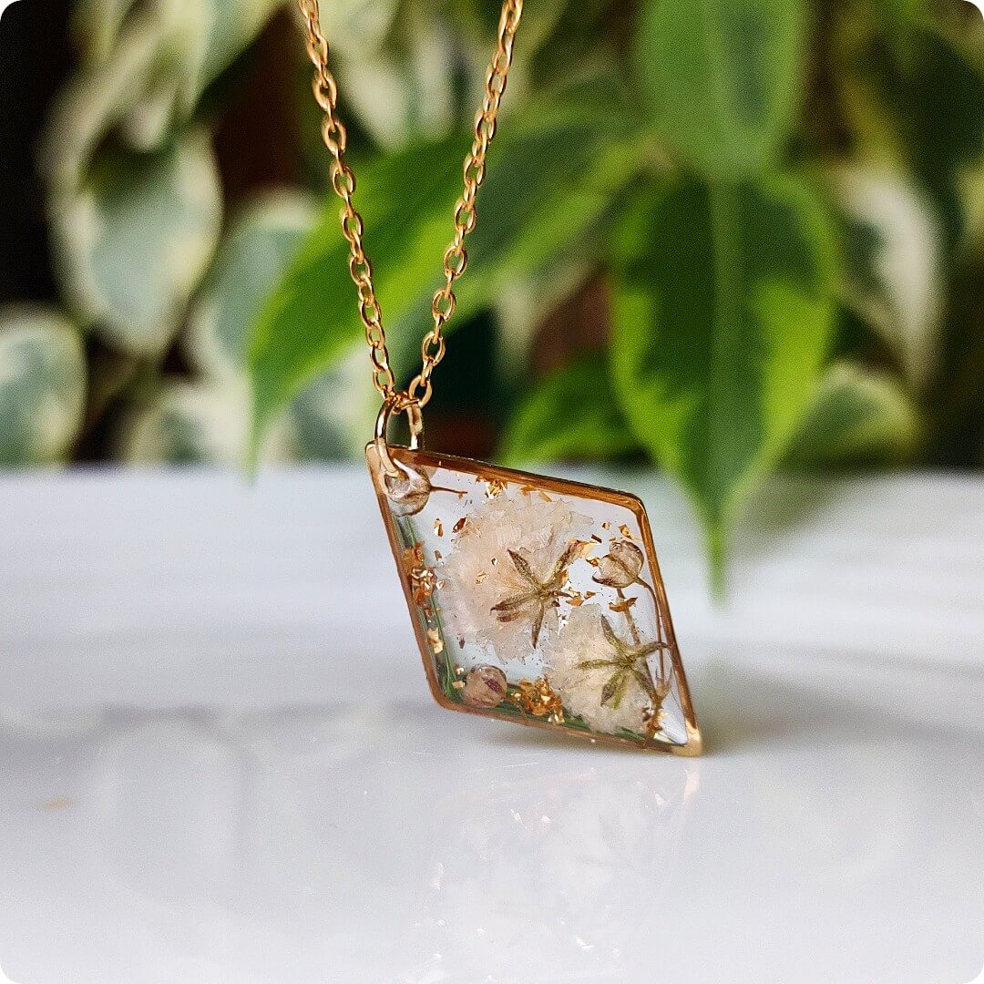 Naszyjnik z białą gipsówką i płatkami złota - obrazek 4