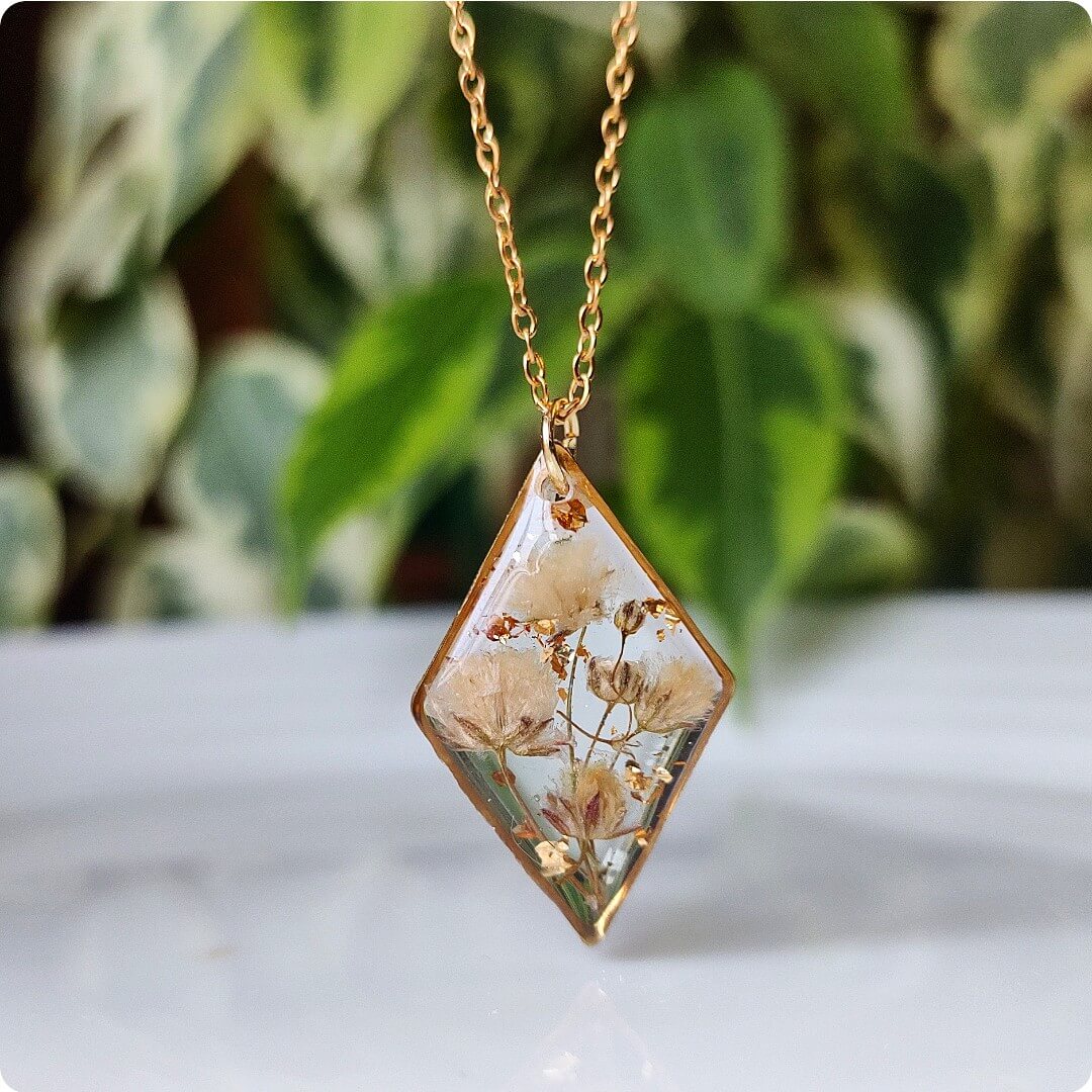 Naszyjnik z białą gipsówką i płatkami złota - obrazek 5