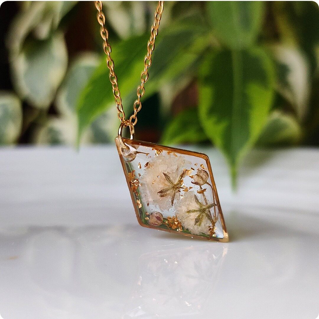 Naszyjnik z białą gipsówką i płatkami złota