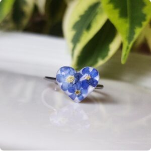 Regulowany pierścionek serce z niezapominajkami