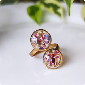 Regulowany pierścionek z kwiatami