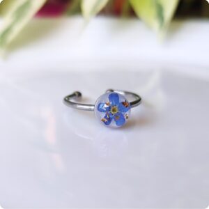 Regulowany pierścionek z niezapominajką