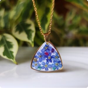 Naszyjnik z niezapominajkami i kolorowymi kryształkami