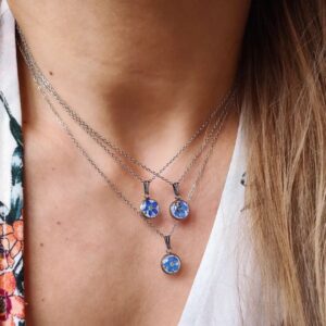 Delikatny naszyjnik z niezapominajką