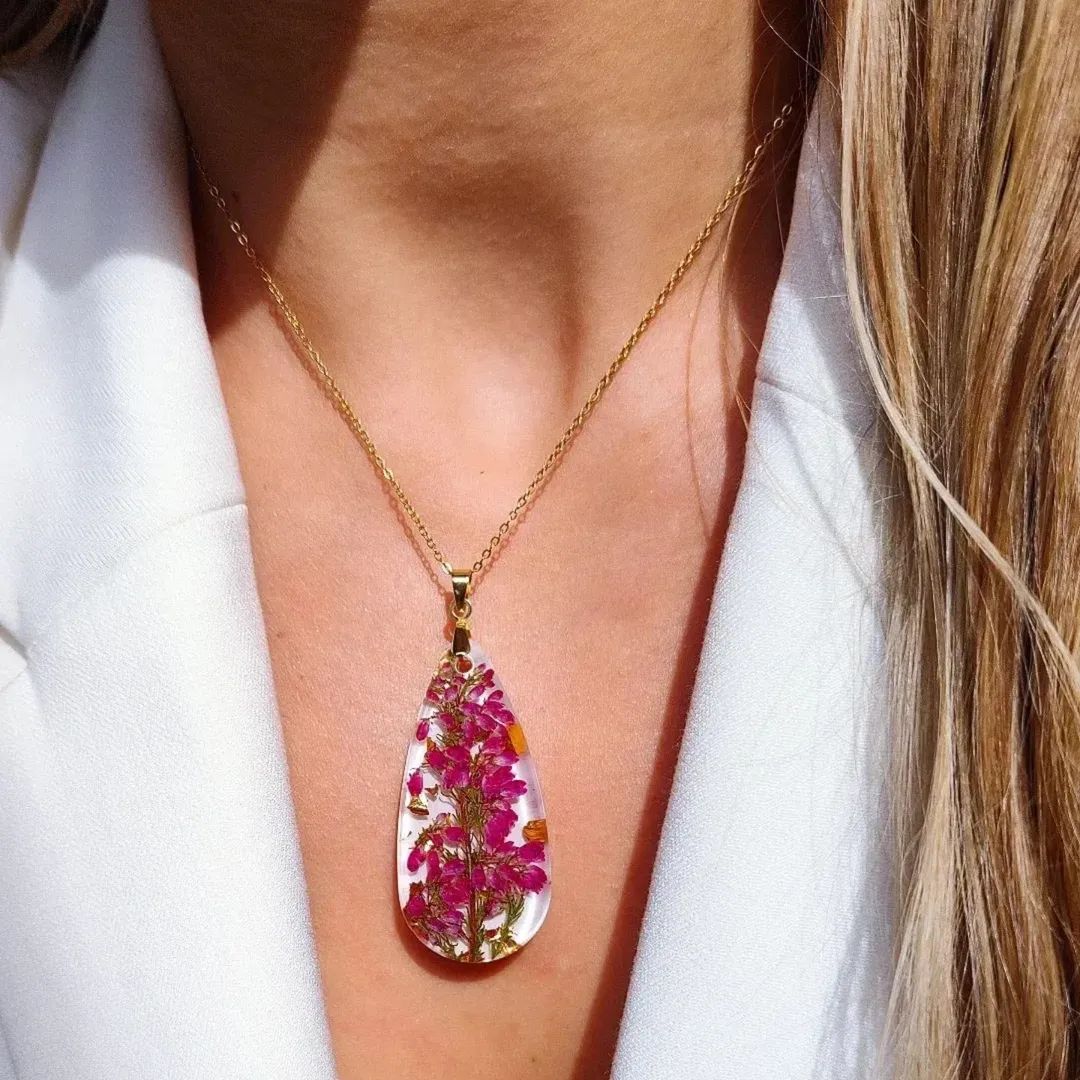 Naszyjnik z wrzosami i płatkami złota