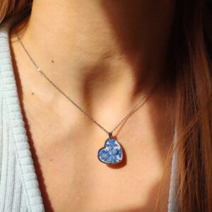 Naszyjnik serce z niezapominajkami i płatkami złota