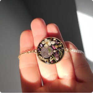 Bransoletka z kwiatami na czarnym tle