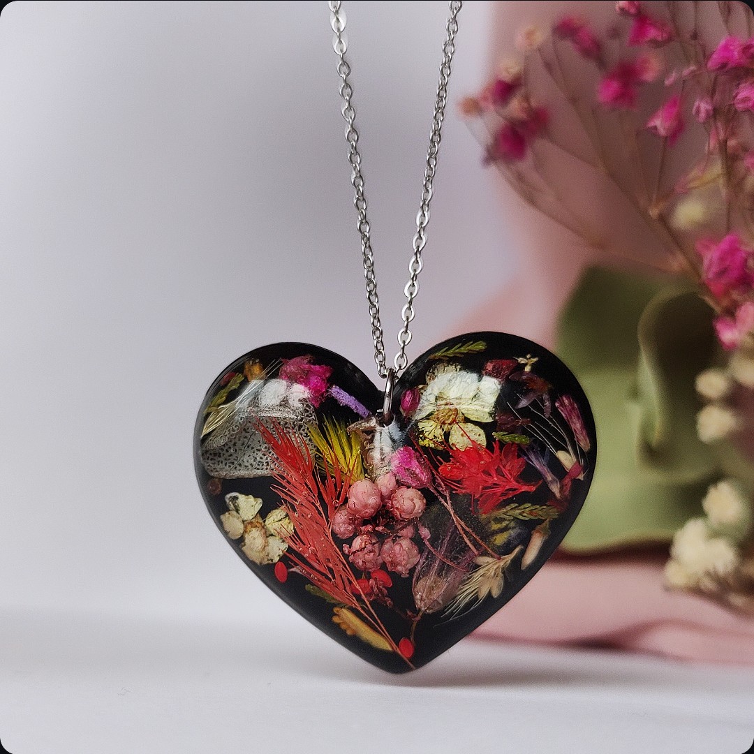 Naszyjnik serce z czerwonymi kwiatami - obrazek 5