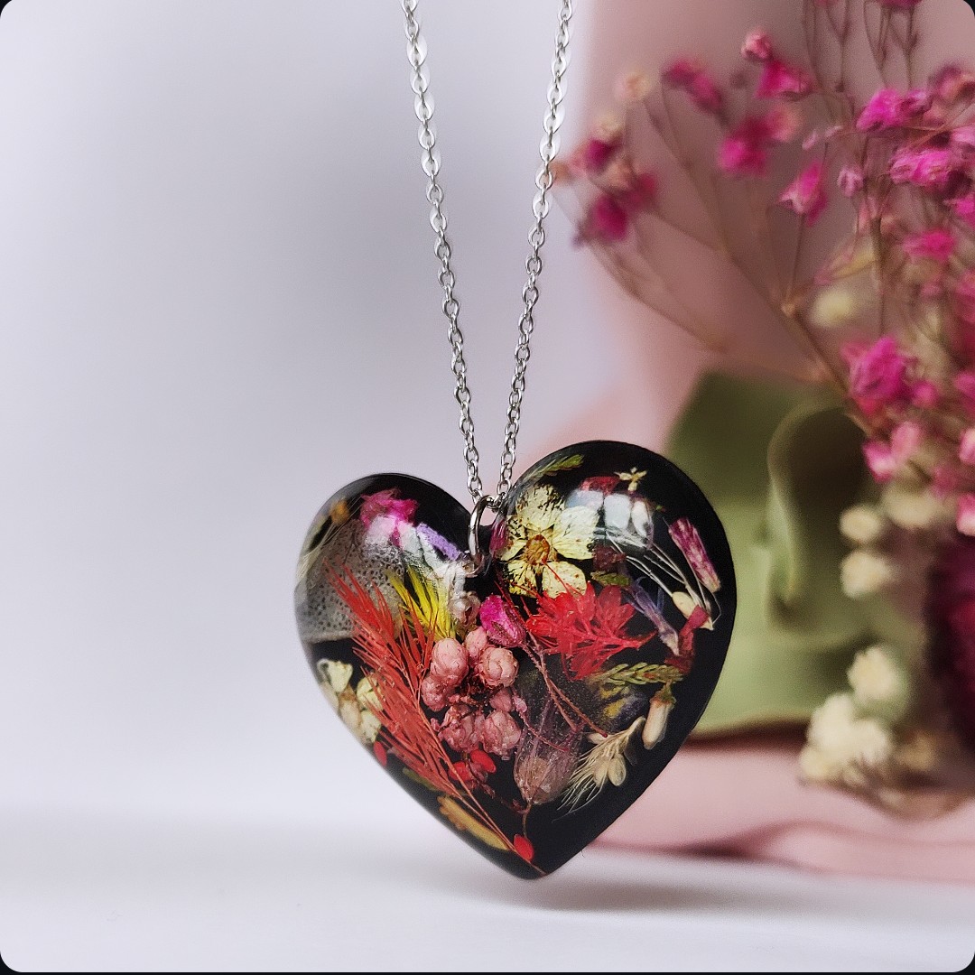 Naszyjnik serce z czerwonymi kwiatami - obrazek 4