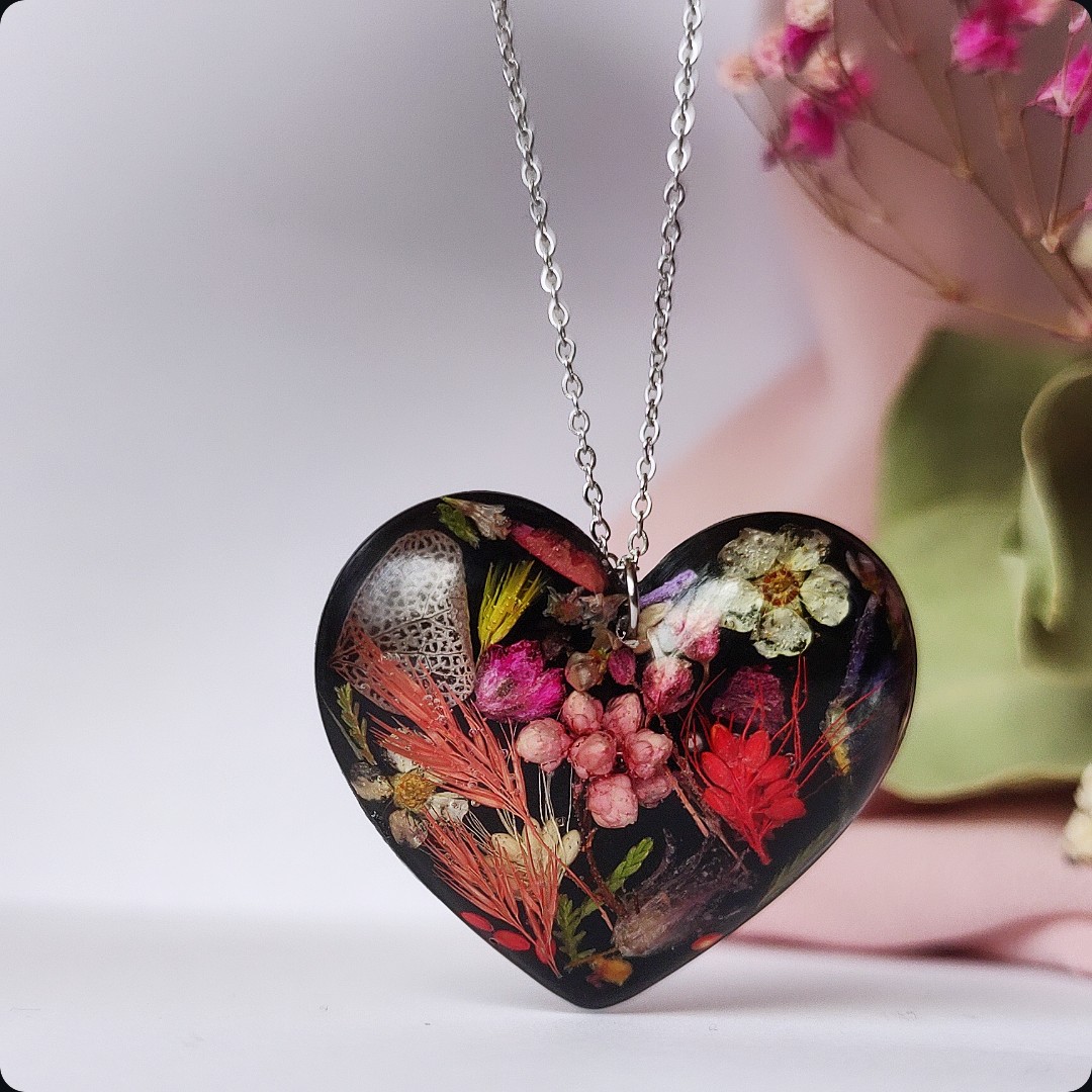 Naszyjnik serce z czerwonymi kwiatami - obrazek 2