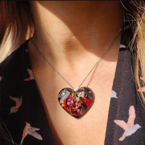Naszyjnik serce z czerwonymi kwiatami