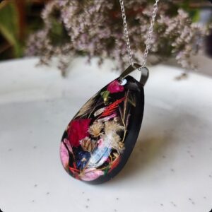 Naszyjnik z kwiatami na czarnym tle